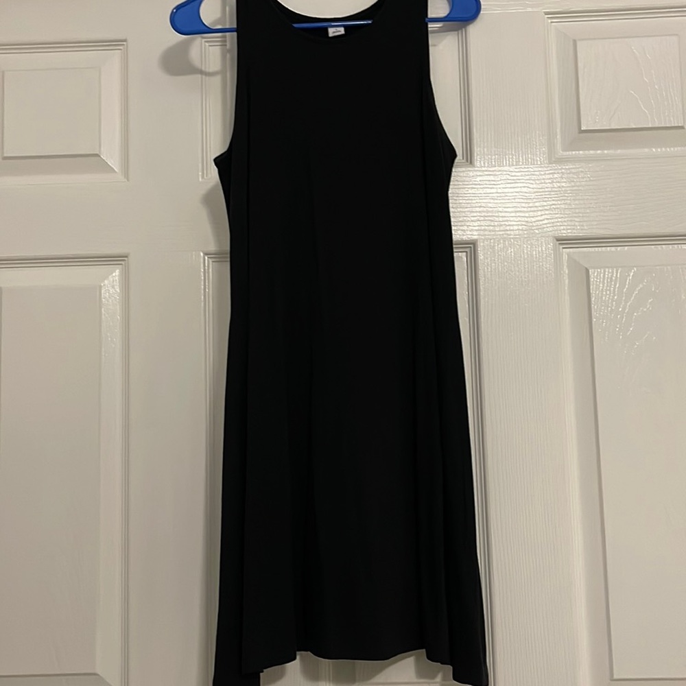 Black sleeveless dress